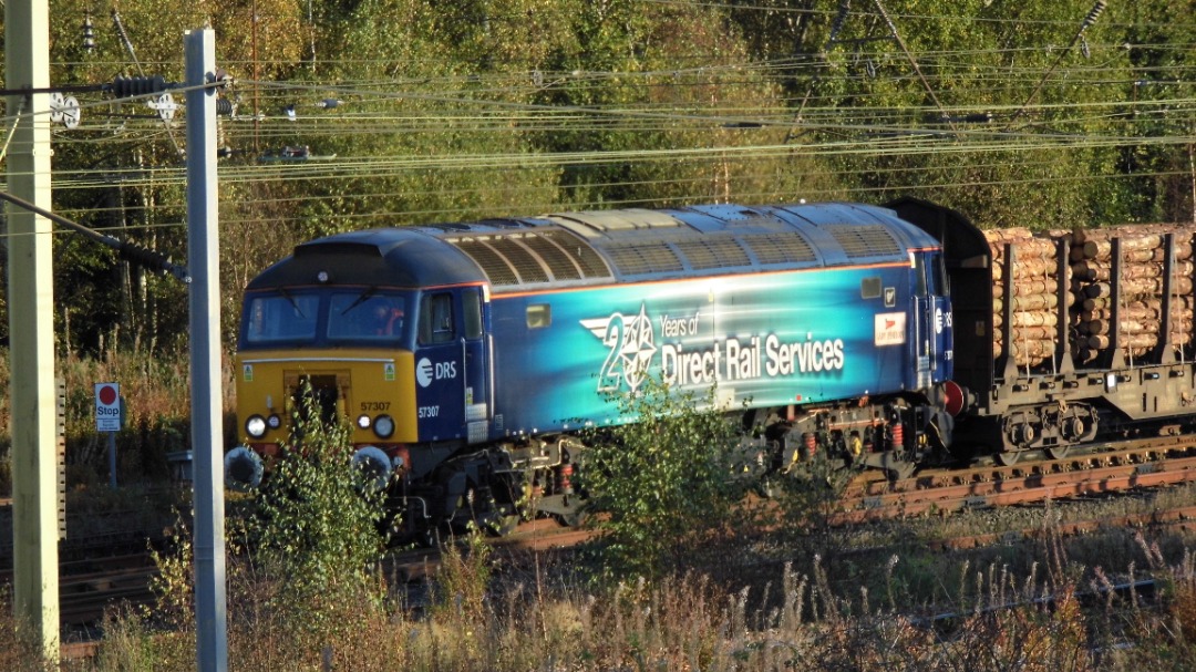 TheWestCoastTrainspotter on Train Siding: Managed to catch failed 70804 being hauled back to carlisle N.Y. by 57307 Thunderbirds Lady Penelope at upperby
junction