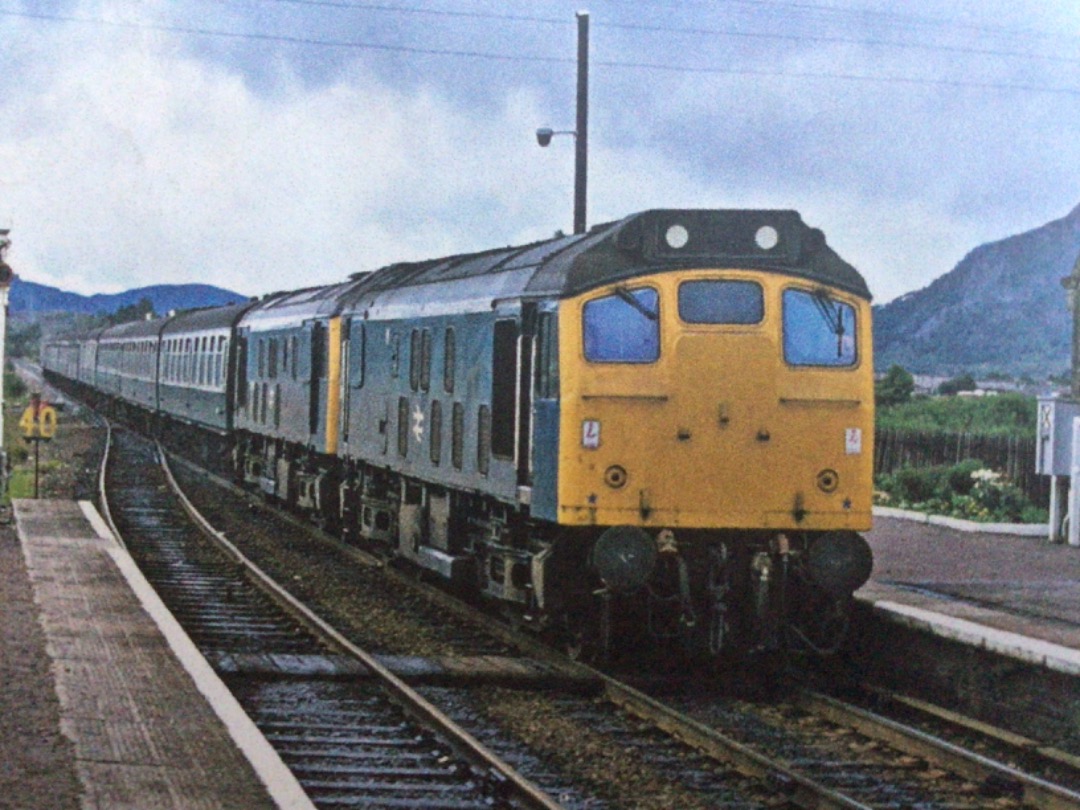 Alex Coomber on Train Siding: A Pair of Class 25s. 25065 & 25062 rolls into Newtonmore with the 10:05 am from Glasgow Queen Street to Inverness on 23rd July
1977.