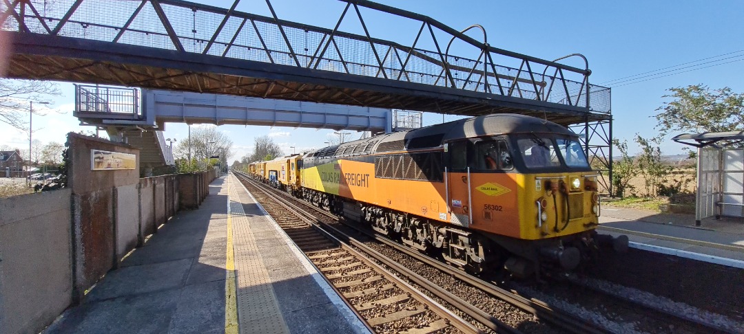 andrew1308 on Train Siding: Here are 4 picture's taken by me of Colas class 56302 passing Marden station on the 6Z58 to Dollands Moor Sdgs from Guide
Bridge Brookside...