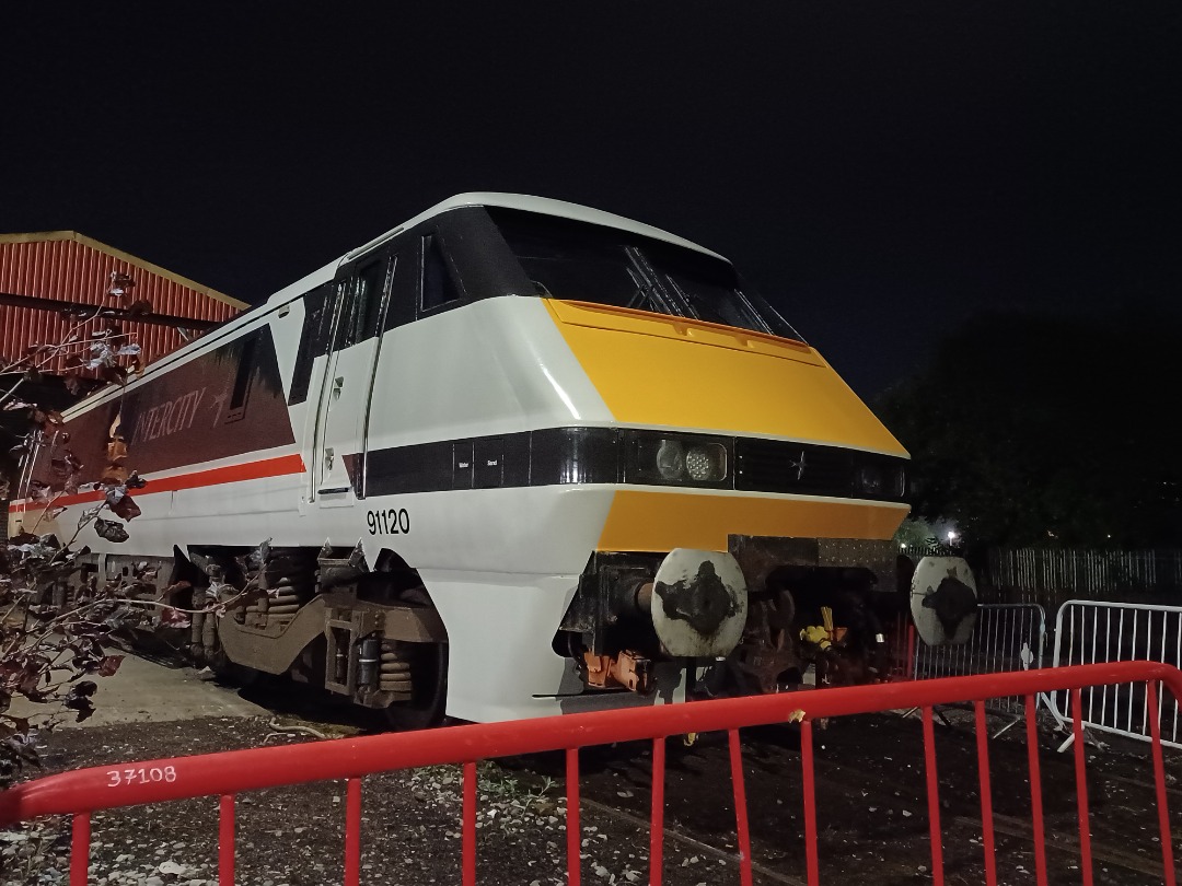 Trainnut on Train Siding: #photo #train #diesel #electric #depot #station 50007, 43037, D1924 ,43046, 40012, 91120 all at Crewe