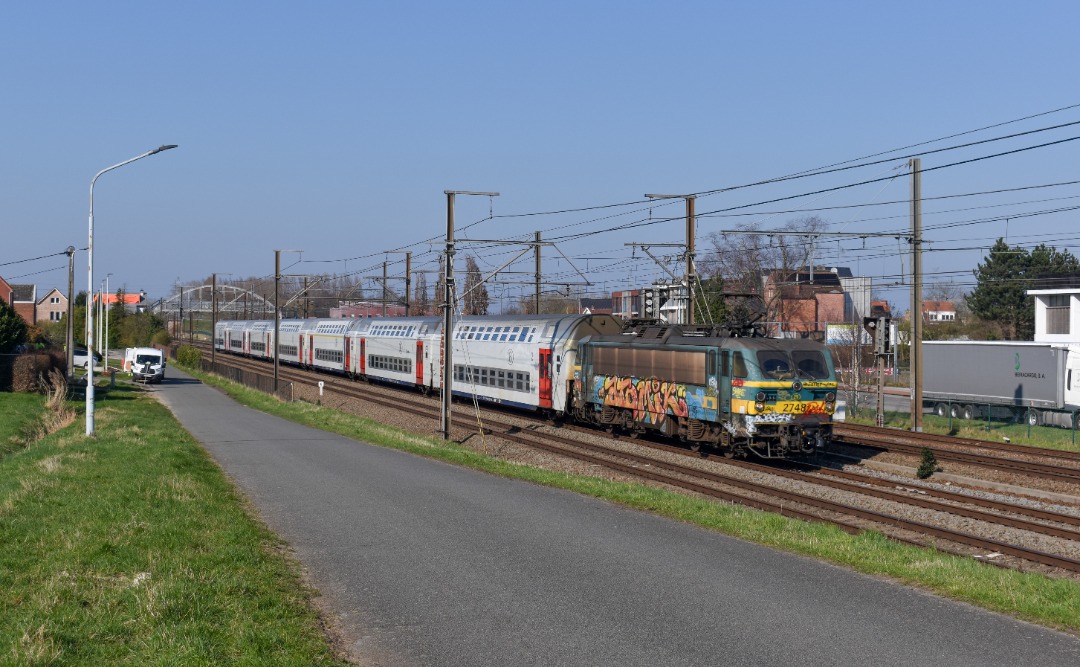 NL Rail on Train Siding: NMBS HLE 2748 komt met een stam M5 rijtuigen langs de Waarloossteenweg in Duffel gereden als IC 3335 naar Brussel-Zuid.