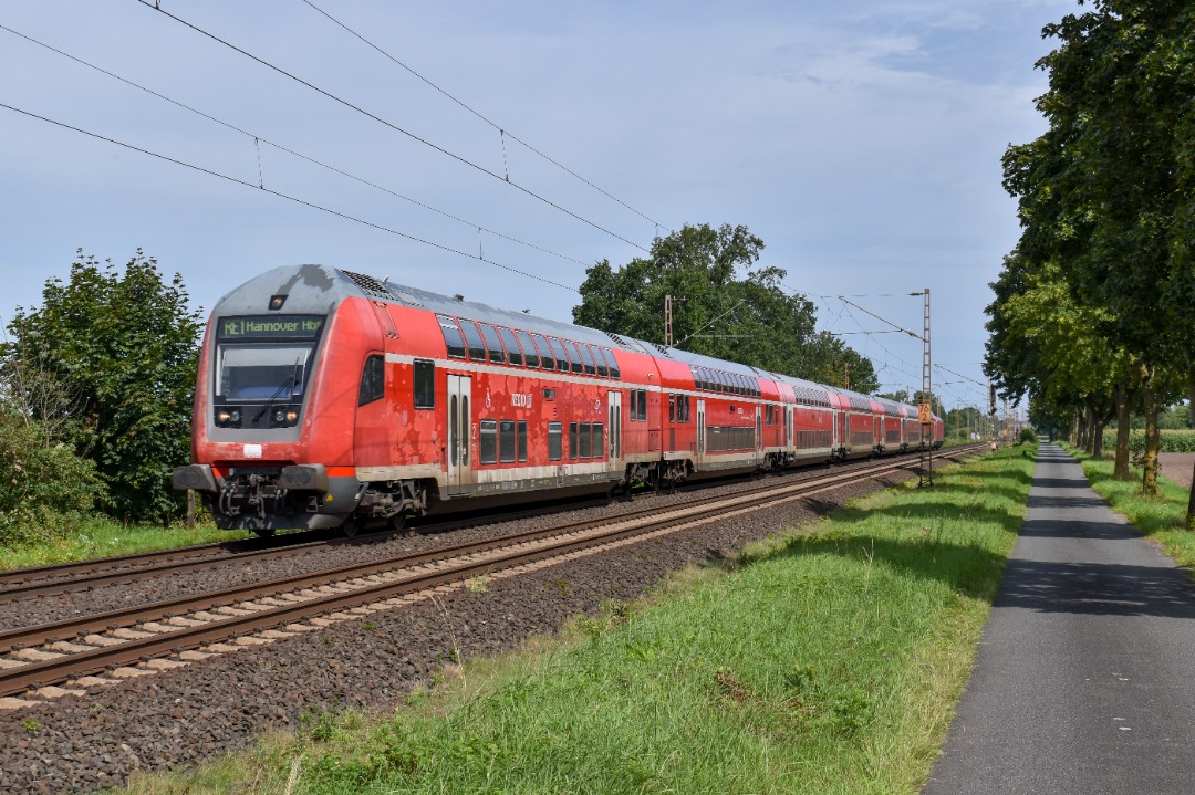 NL Rail on Train Siding: Een stam Dosto rijtuigen van DB Regio en loc 146 101 rijden langs Dörverden als RE 1 naar Hannover Hbf.