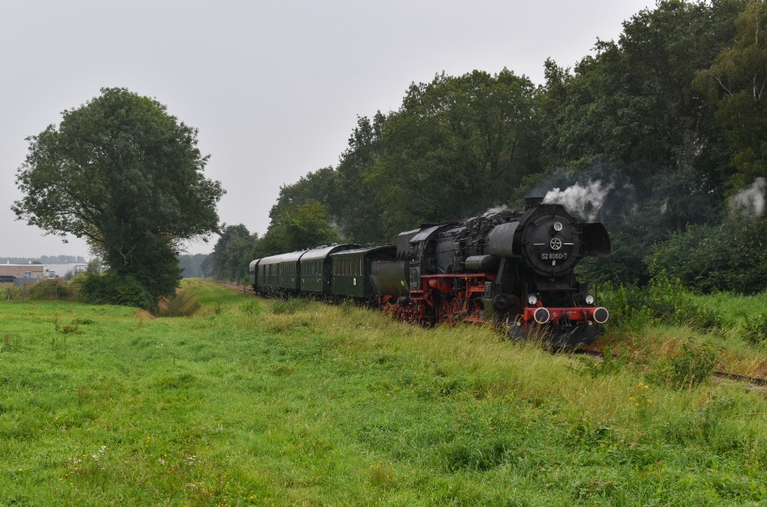 NL Rail on Train Siding: STAR 8060 rijdt met rijtuigen langs Het Achterom in Stadskanaal onderweg vanuit Nieuw Buinen naar Stadskanaal.