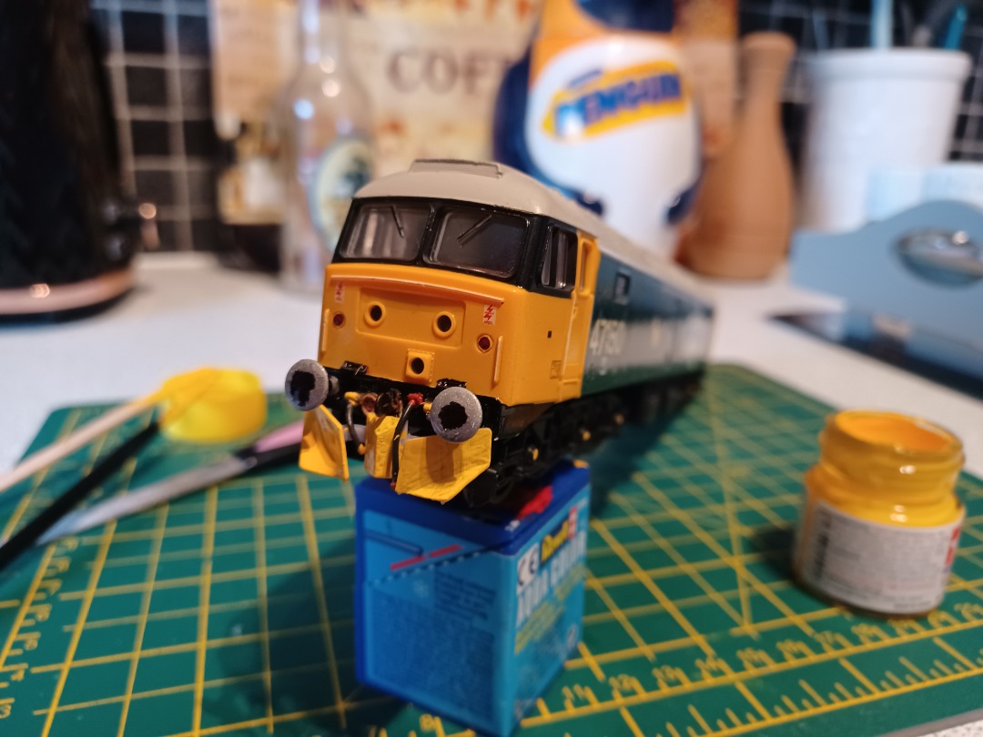 Trainnut on Train Siding: #modelrailway #00gauge #modeltrain #diesel My Class 47 is complete with painted snowploughs. Looks pretty good. Never used Tamiya
Acrylic...