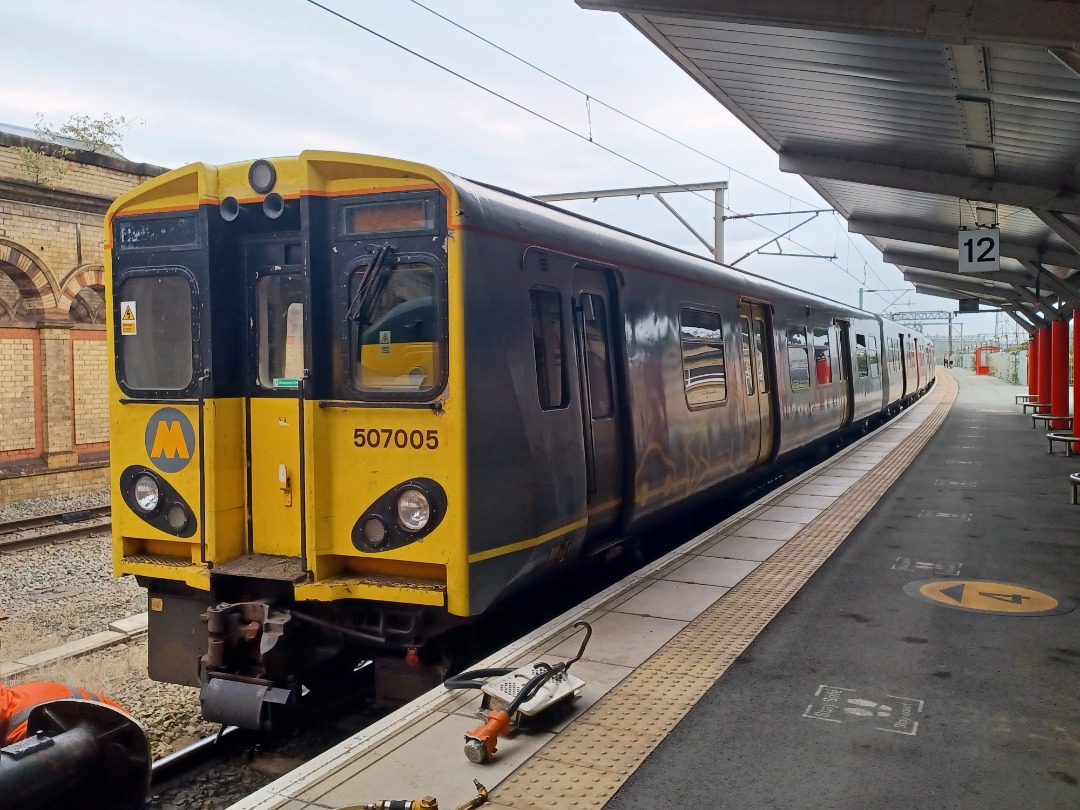 Trainnut on Train Siding: #photo #train #diesel #emu #dmu #station Celebrity Hst power cars, 508127 and 507005 going for scrap with 37884, Avanti Supervoyager,
158773...