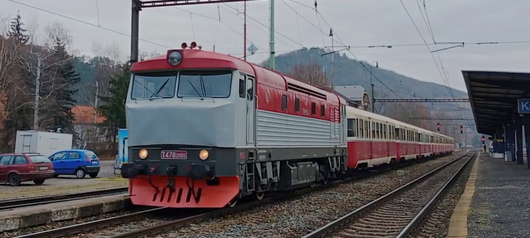 Davca ☑️ on Train Siding: Historic express train " Křivoklátský rychlík" with locomotive "bardotka" from
Praha-Čakovice to Křivoklát