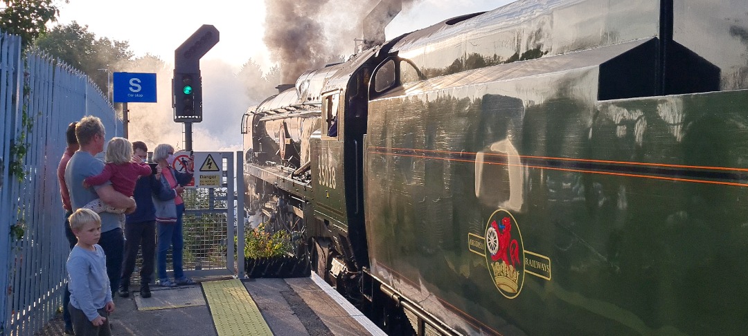 andrew1308 on Train Siding: Here are 4 pictures taken today 15/09/2021 of 35028 Clan Line arriving at Paddock Wood for a water stop with the Pathfinders Tour
The Man...