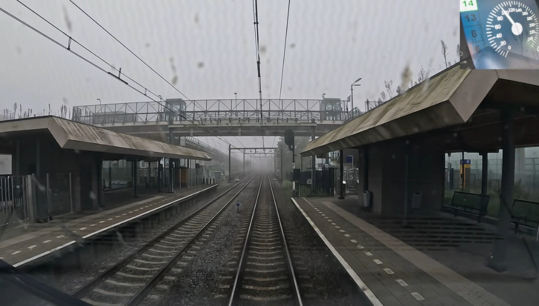 Machinist Stefan on Train Siding: Ineens duikt vanuit de mist een gedoofd sein op tussen Prinsenbeek en Breda. Was het deze op de foto? Of toch een andere? Spot
jij...