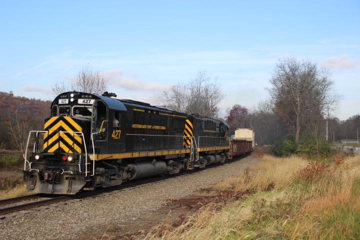 Ravenna Railfan 4070 on Train Siding: WNYP ME-1 to Oil City with ex CP C424 and ex SP&S C425 427. Part 1 of the chase here exiting Meadville, PA