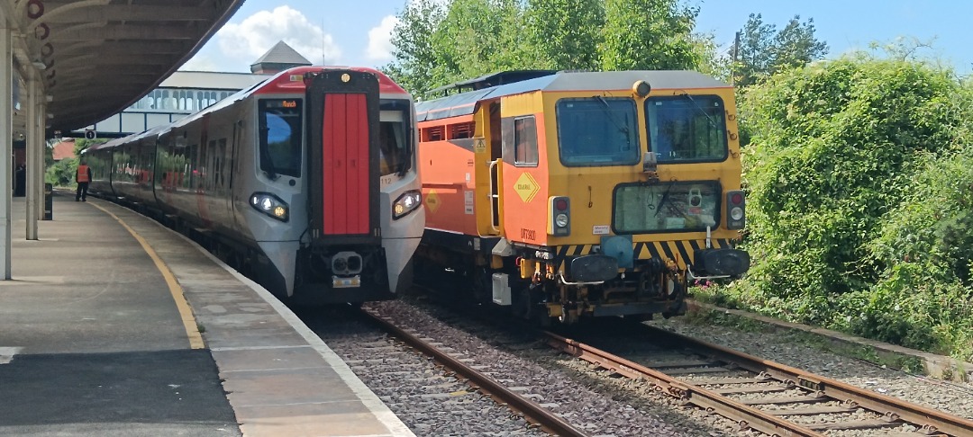 TrainGuy2008 🏴󠁧󠁢󠁷󠁬󠁳󠁿 on Train Siding: An interesting few minutes at Llandudno Junction after getting off my train.. saw a Tamper parked in
the...