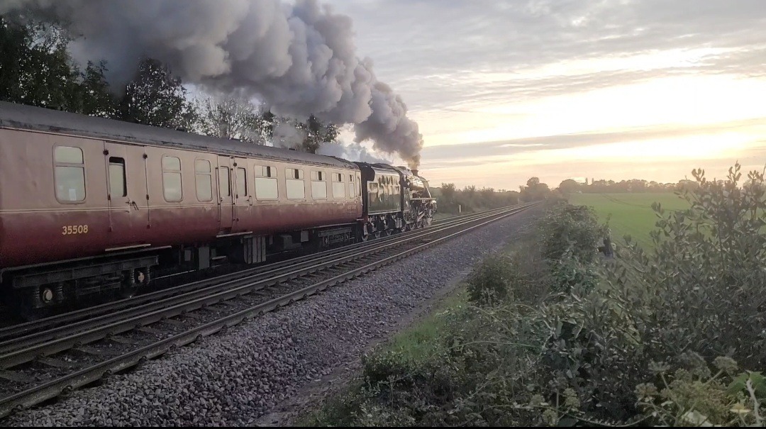 DJ Scania RigRider on Train Siding: 🌹44871 Black 5 working the "Armistice Steam Express" around Kent from Canterbury West to London Victoria!