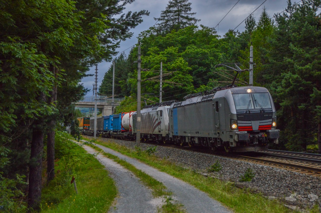 Adam L. on Train Siding: A Lokomotion intermodal train bound for Italy is seen crawling up the grade towards Matrei with a Railpool Leaser Vectron on the lead
and a...