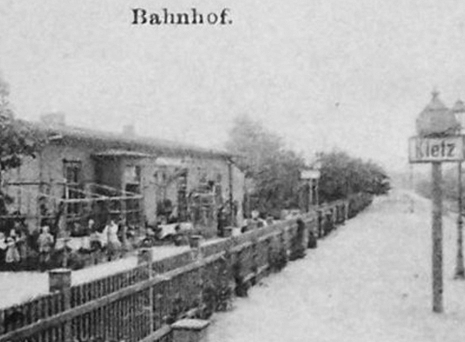 Affen Gamer on Train Siding: Bahnhof Küstrin Kietz 15 Mai 1877 als Betreibsbahnhof eröffnet früher Keilbahnhof heute ist nur noch Bahnhsteiggleis
von 3 verfügbar...