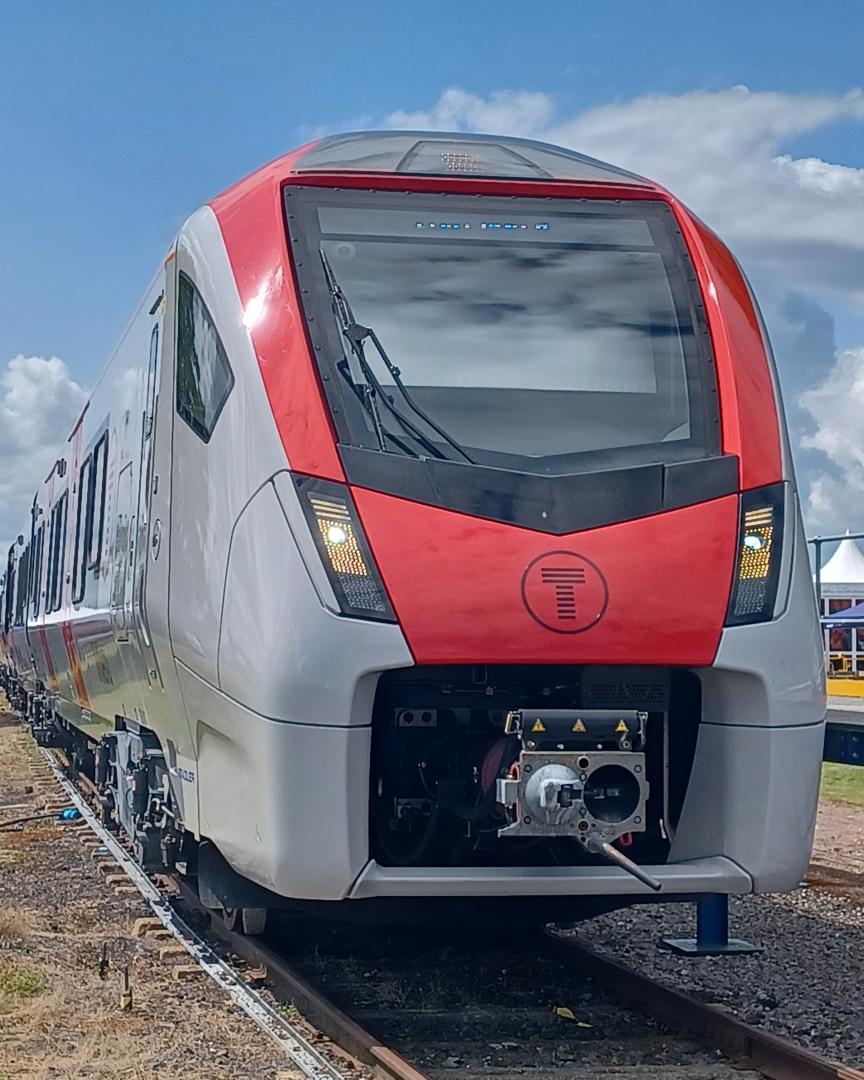 Trainnut on Train Siding: #photo #train #diesel #depot Network Rail Helicopters, Stadler Flirt and GWR new battery train, class 50 50007 and the Hydroflex
799201 unit....