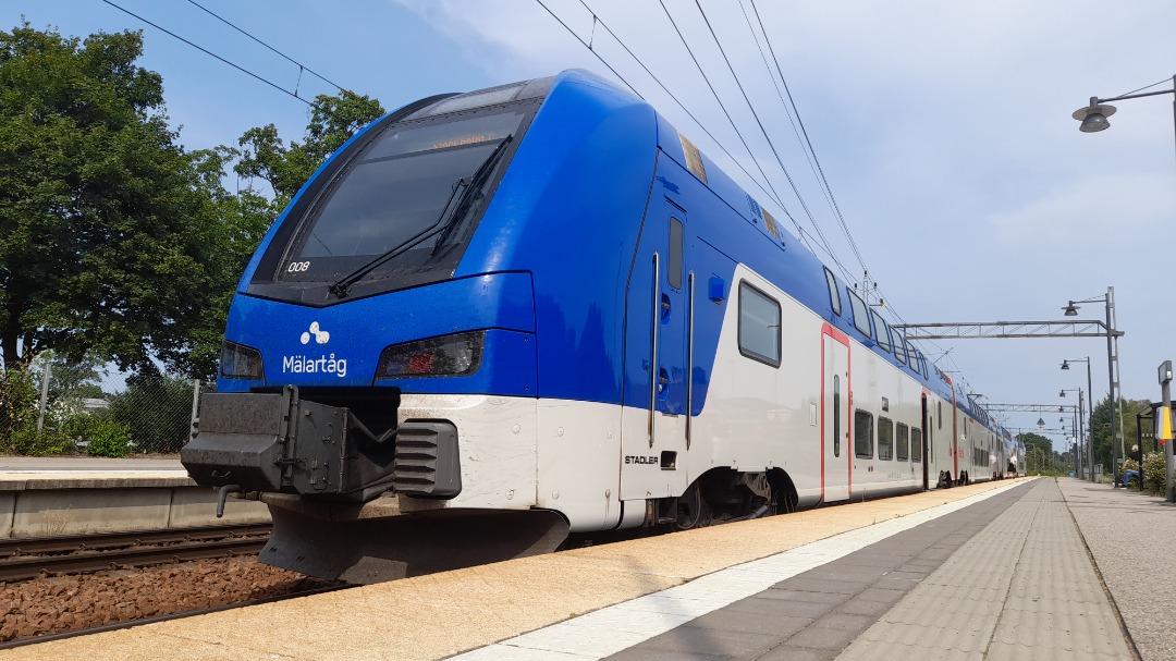 Grasshopper Without Grass on Train Siding: I went to Kungsör to see Miniature Kingdom (posting later today) and because Kungsör has
Mälartåg, it also has the train...