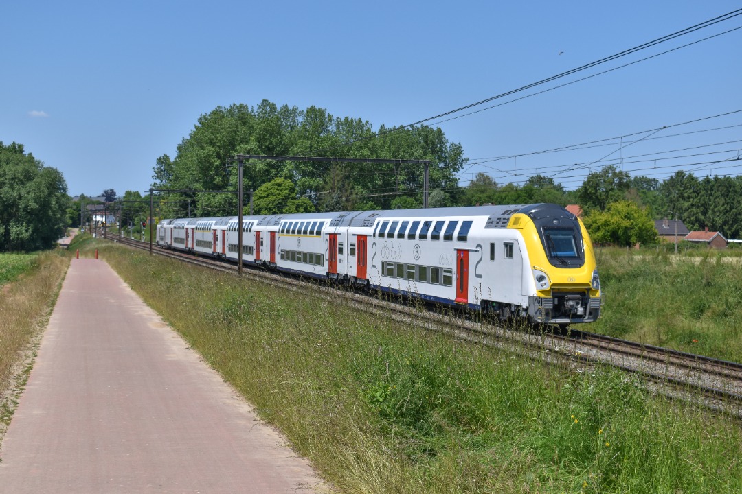 NL Rail on Train Siding: Een stam M7 rijtuigen van de NMBS komt langs Hoeselt gereden als IC trein uit Gent naar Tongeren.