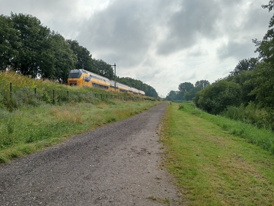 Treinspottermilan on Train Siding: Deze virm4 komt vanuit Amsterdam Centraal en reed eigenlijk naar Maastricht maar door een aanrijding gaat ie naar
roermond.de...