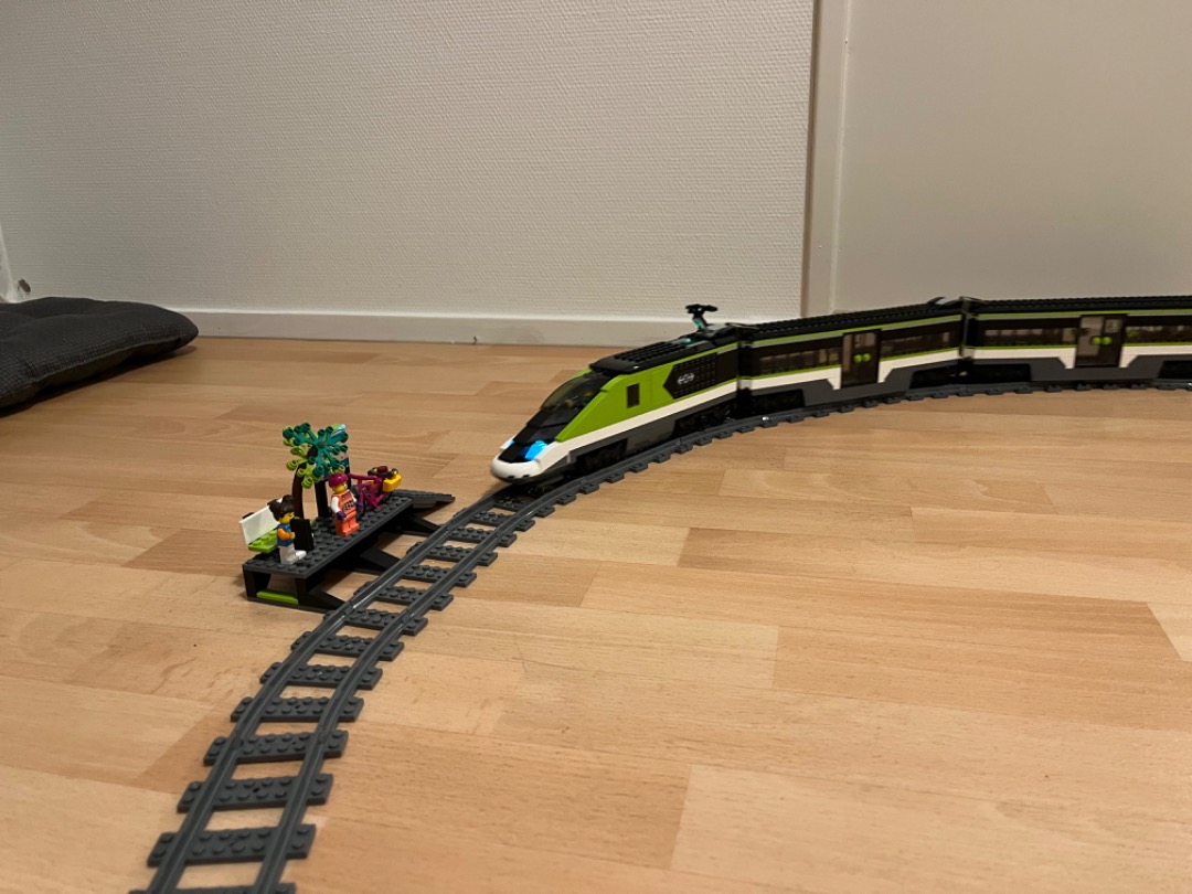 Joran on Train Siding: Een zelfgemaakte Lego City trein met een veel te kleine zelfgemaakte Lego station genomen in mijn eigen woning.