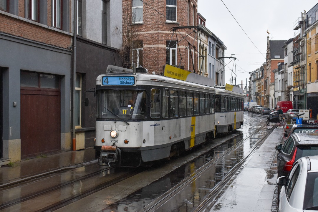 NL Rail on Train Siding: De Lijn PCC trams 7109 en 7119 rijden door de Guldenvliesstraat in Antwerpen als lijn 4 naar Silsburg.