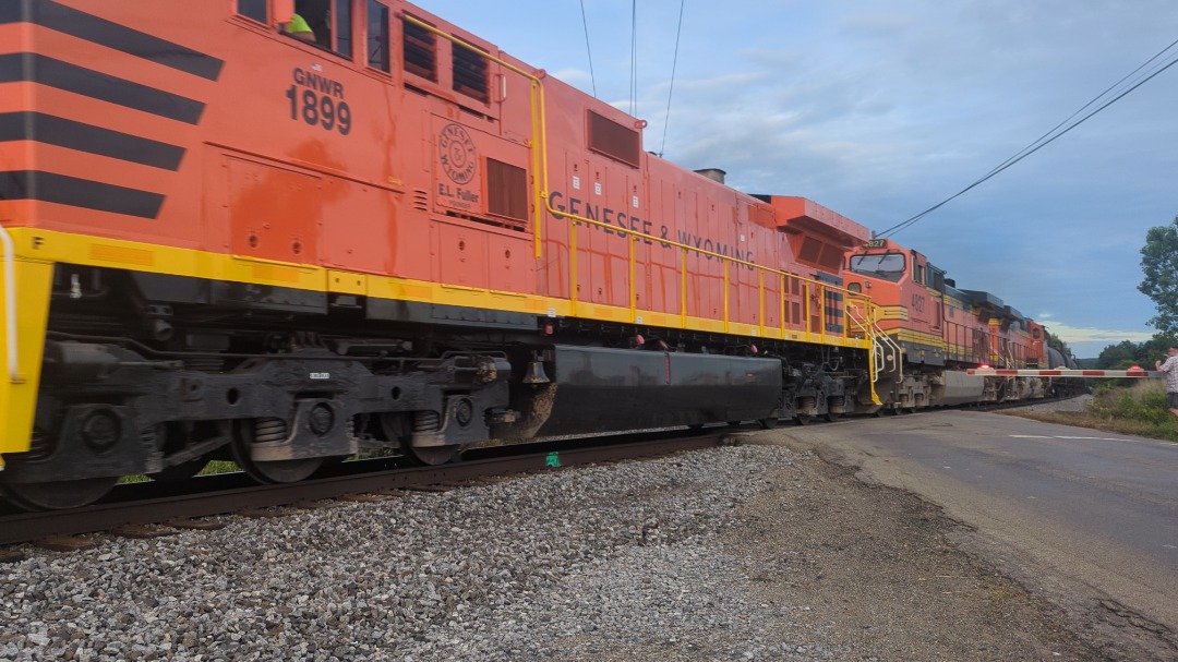 CaptnRetro on Train Siding: Caught this Genesee & Wyoming heritage unit on the lead of a Northbound Buffalo & Pittsburgh train through my town this
evening!