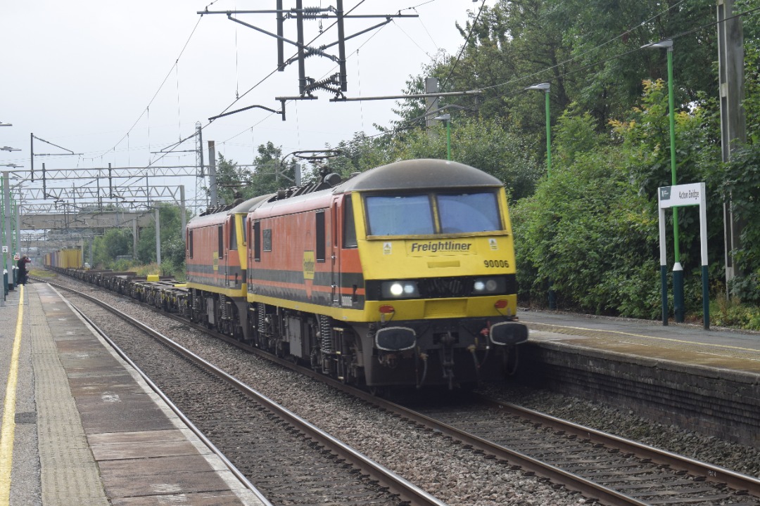 Hardley Distant on Train Siding: CURRENT: 90006 'Roger Ford/Modern Railways Magazine' (Front) and 90003 (Behind) pass through Acton Bridge Station
today with the 4M45...