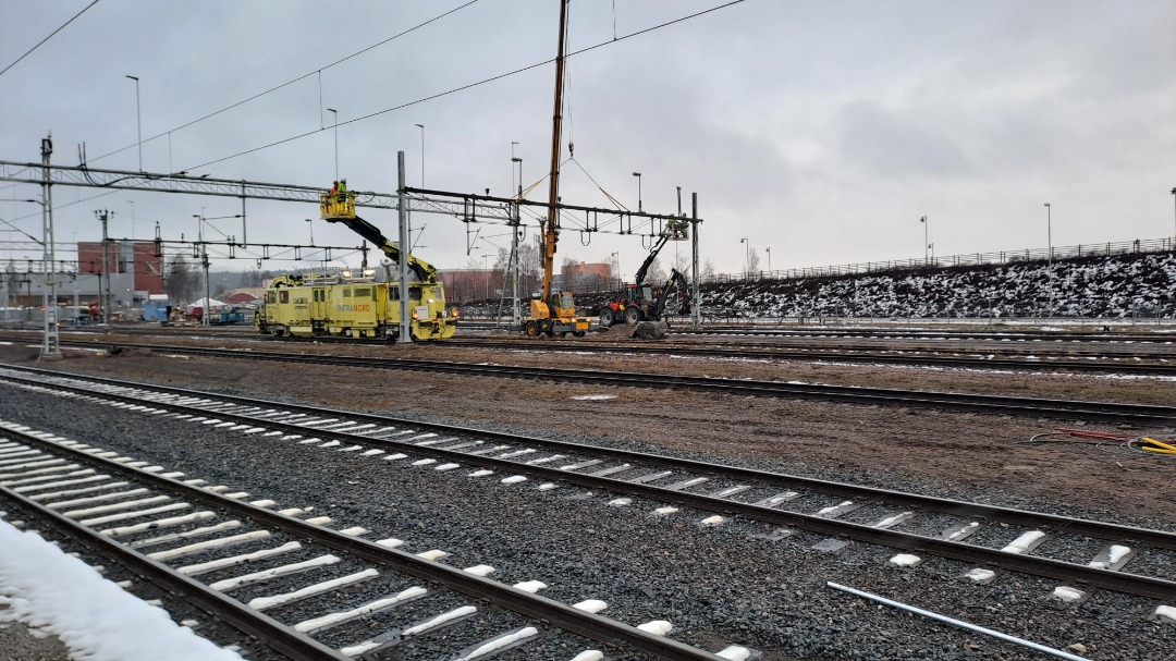 Grasshopper Without Grass on Train Siding: The day they started replacing the catenary gantries in Ludvika i had to take a train, but getting to ride a double
decker...