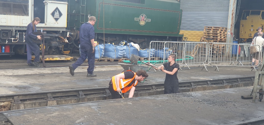 Timothy Shervington on Train Siding: I had a trip on the Spa Valley Railway today. The bonus of the day was finding some unknown vantage point for filming and
photos...