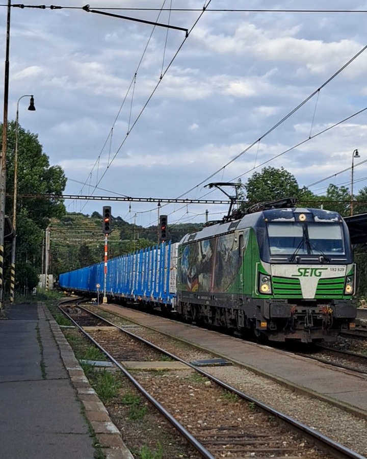 Worldoftrains on Train Siding: On the first photo is chinese train sirius which is testing, in the second photo is regiospider from gwtrain in the next one is
retro...