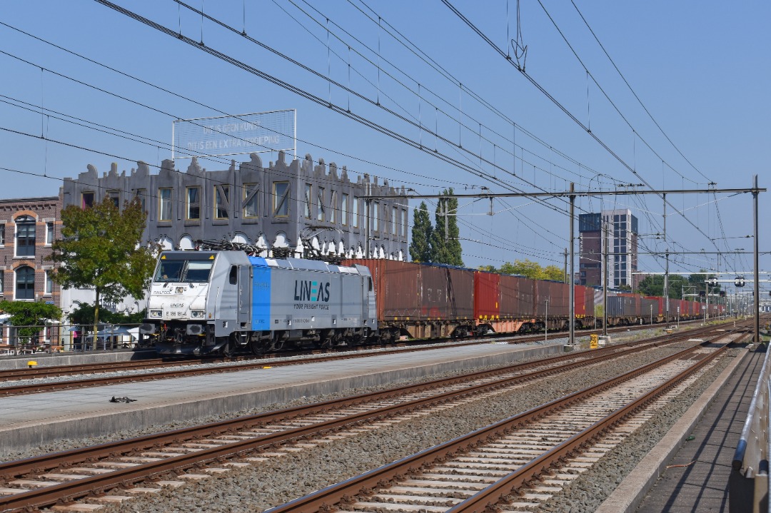 NL Rail on Train Siding: LNS 186 181 komt met de Volvotrein langs de Koppelpoort in Amersfoort onderweg naar Roosendaal en België.