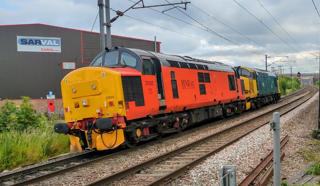 kieran harrod on Train Siding: Colas 37610 + HNRC 37405 through Moat hills LC heading towards Doncaster on 0Z37 Millerhill - Derby RTC this afternoon.
18/06/24.