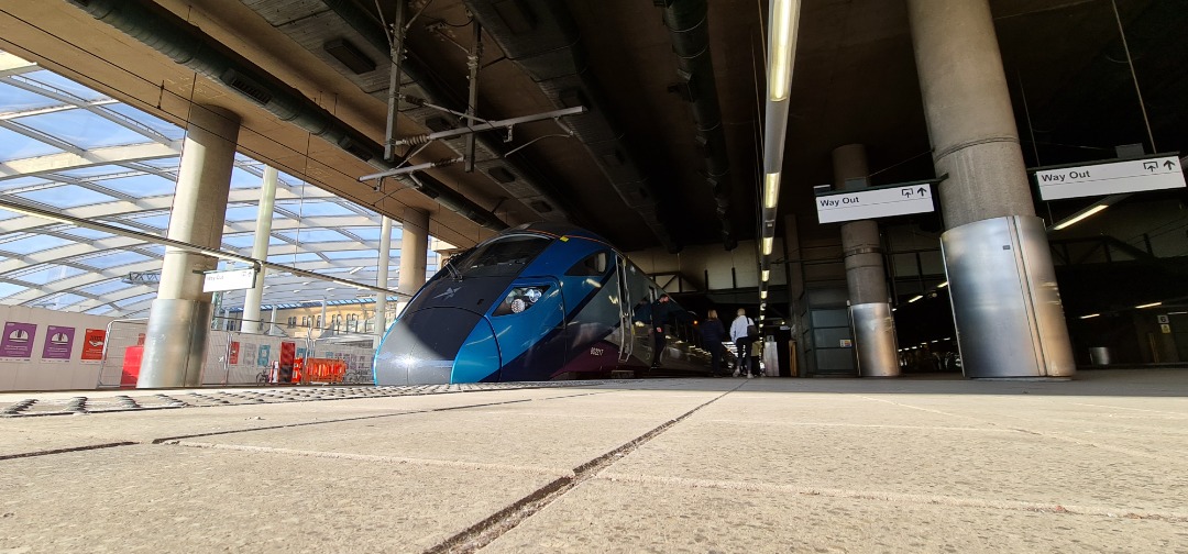 Tom Lonsdale on Train Siding: #TPExpressTrains 802217 at Manchester Victoria awaiting departure for Newcastle #GricerLife #trainspotting #TransPennineExpress
#Class800...