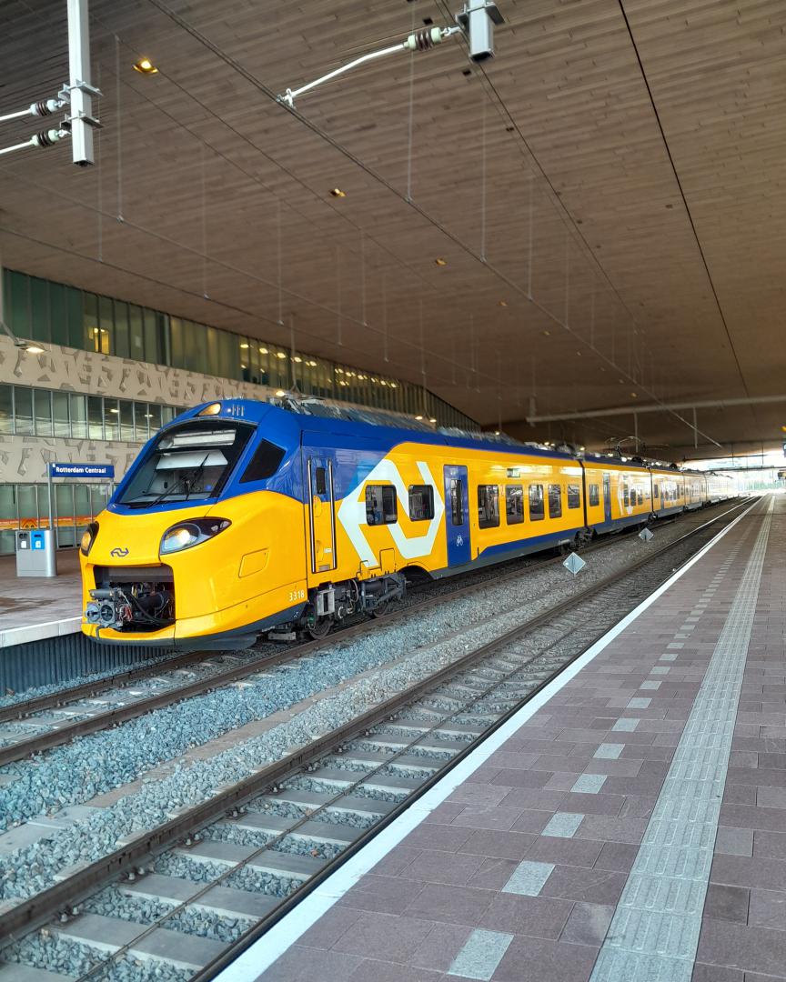 Sgmm Koplopertje on Train Siding: Icng b(Boefje)stond op Rotterdam cs.Machinist en 2 anderen hadden waarschijnlijk pauze.Wilde vertrek filmen maar moest
m'n trein halen