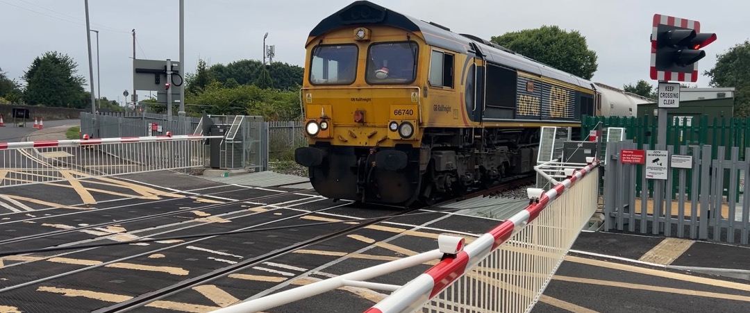 Diesel Shunter on Train Siding: 66 740 seen twice at Bedlington North signal box running 43 minutes early (so nearly missed it) on the 6S45 aluminium powder
train from...