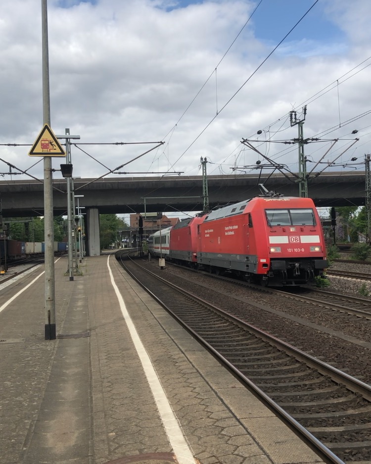 014 lp on Train Siding: Hier seht ihr 2 101 die ihren Intercity nach Köln ziehen die 1 war sogar Geldbeutel gespottet und Hamburg Harburg