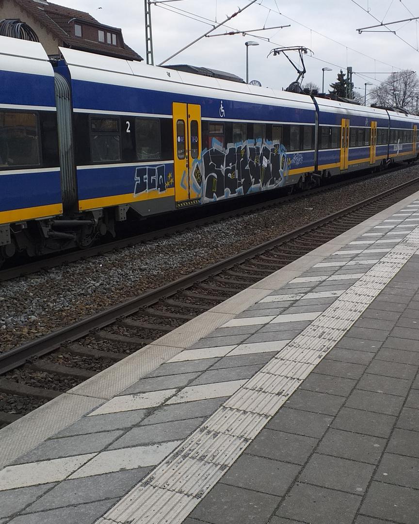 Möve Zockt on Train Siding: Two Nordwestbahn Br 440 the back one with Graffiti and a Speech Bubble that it want be clean as a RS1 to Bremen Vegesack and
Bremen Farge...