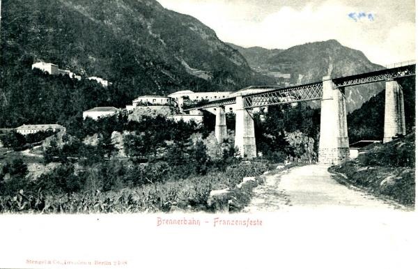 Adam L. on Train Siding: The daily morning commuter shuttle from Lienz in Austria 🇦🇹 to Fortezza 🇮🇹 passes over the Fiume Isarco river on the
Isarco...