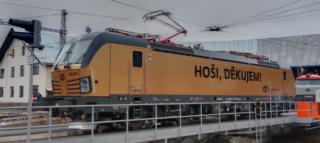 Davca ☑️ on Train Siding: Golden Vectron operated by czech Railways in special livery " hoši, děkujem! " On regional raiway day in Prague