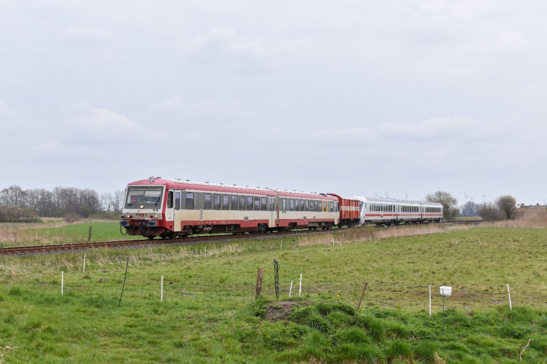 NL Rail on Train Siding: neg 628 071 komt met DB IC rijtuigen langs de Moorhäuser in Deezbüll gereden als RE 65 naar Niebüll. De IC rijtuigen
gaan samen met andere...