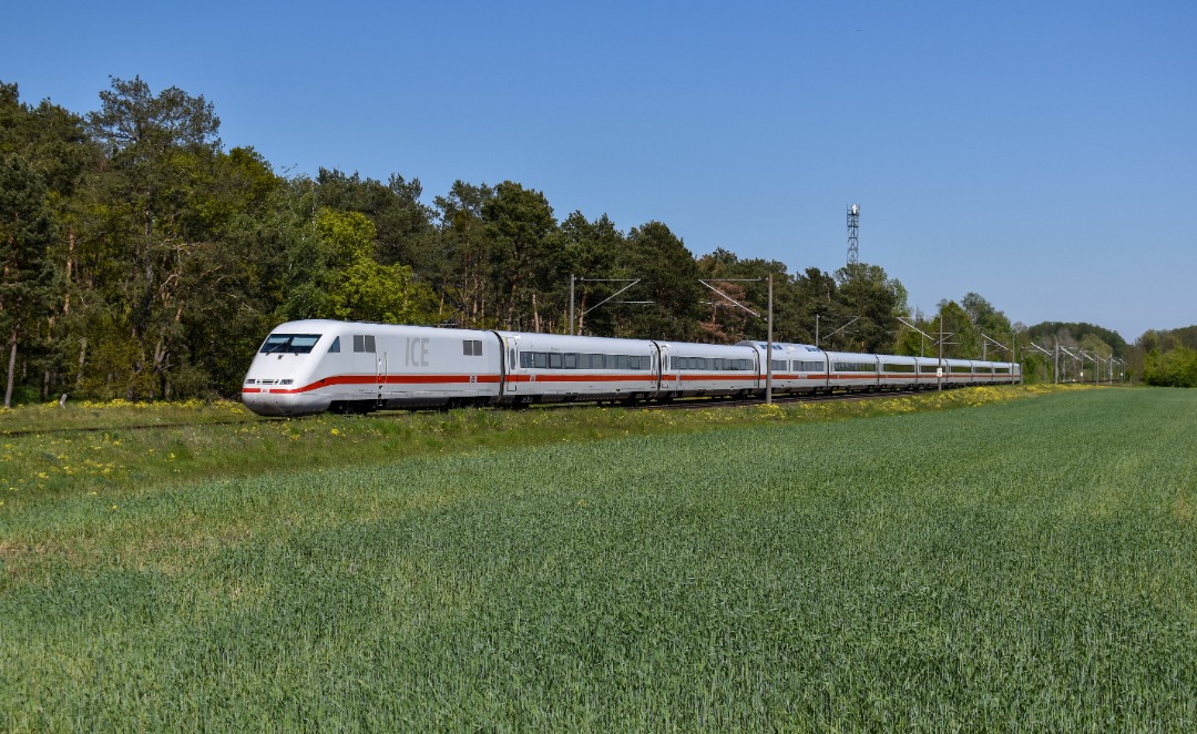 NL Rail on Train Siding: DB ICE 401 054 komt als ICE 799 naar Frankfurt Main Hbf langs de Jeseriger Weg in Götz gereden.