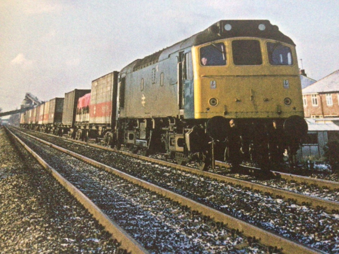 Alex Coomber on Train Siding: A Class 25. 25194 approaches Meadow Lane foot crossing with the Freightliner from Dudley Terminal to Nottingham Terminal on 9th
February...