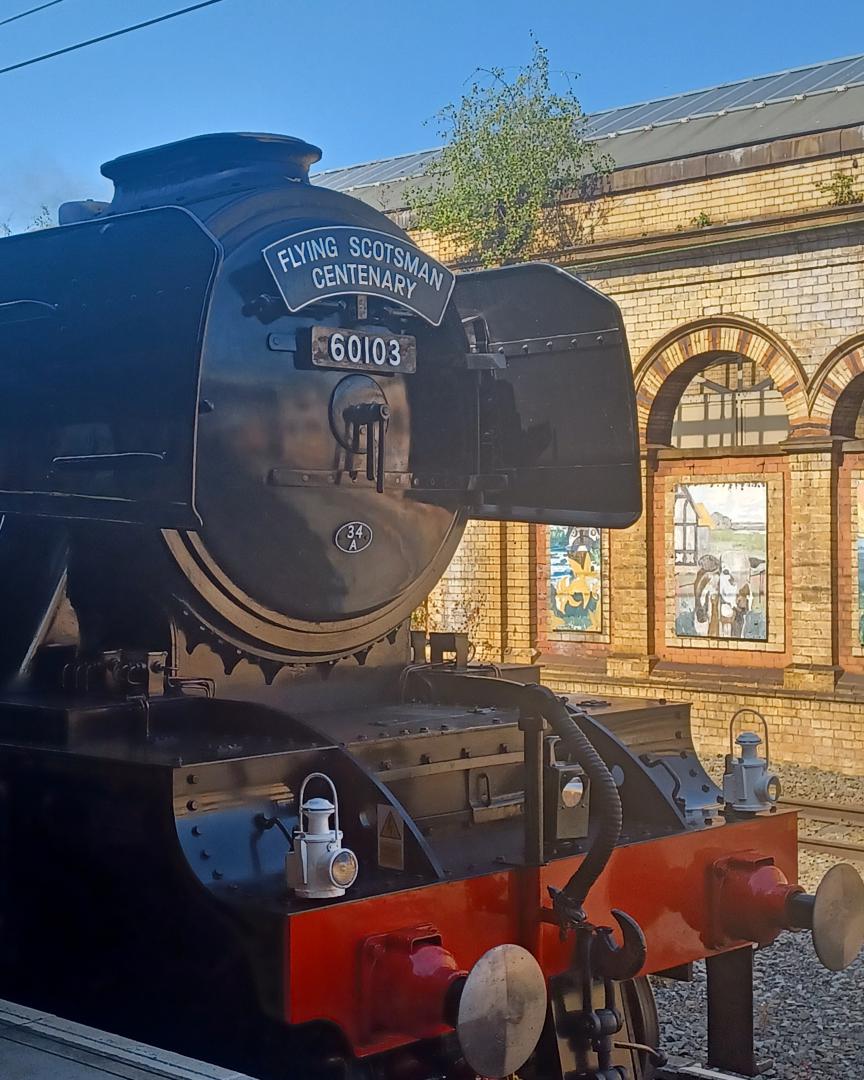 Trainnut on Train Siding: #photo #train #steam #station #60103 #flying scotsman #diesel DRS 66 in the baking sun too. Flying Scotsman from Carnforth to Southall
today