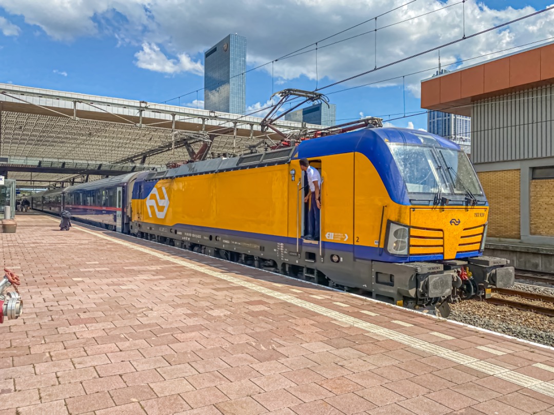 OVIsaiah on Train Siding: NS Vectron 193 939 + Nightjet 7803 en 7804 als Trein 420 naar Amsterdam Centraal. Deze kwam vanuit Nurnberg Hbf en vertrok om 02:04
vauit...