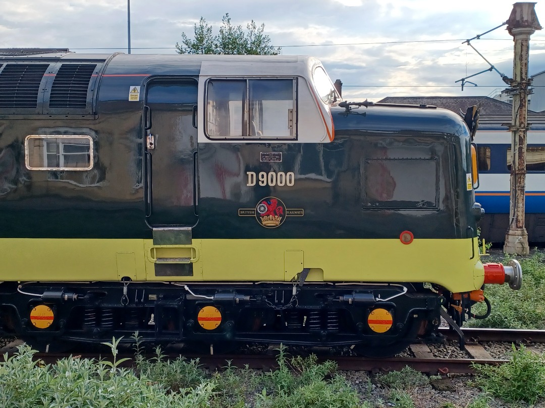 Trainnut on Train Siding: #photo #train #diesel #station D9000 Royal Scots Grey at Crewe yesterday and 37425 Concrete Bob at Crewe