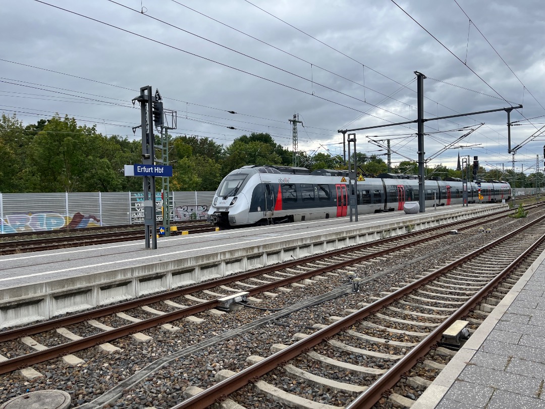 Joran on Train Siding: 4 Abellio treinen met een NS logo genomen in Erfurt Hbf in Duitsland. Om het te weten: Abellio heet nu Abellio Rail Mitteldeutschland en
is...