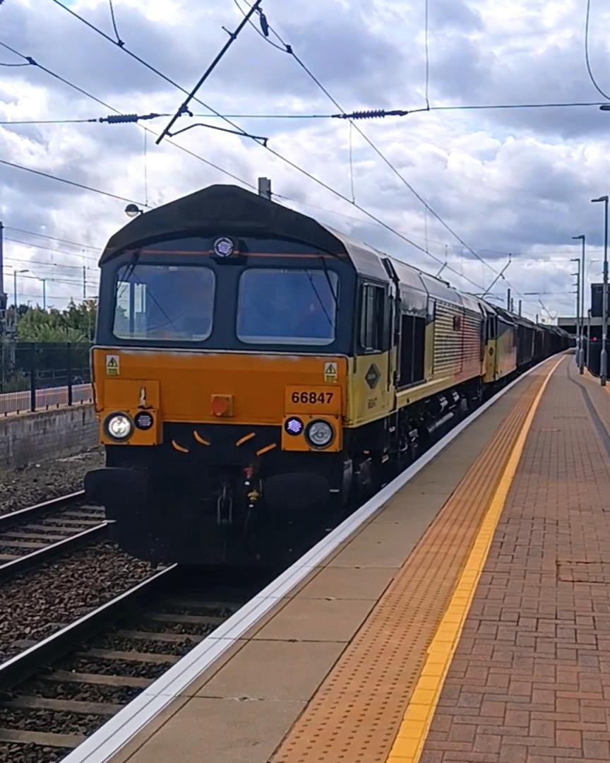 TrainGuy2008 🏴󠁧󠁢󠁷󠁬󠁳󠁿 on Train Siding: I have had a hellfire day in Warrington Bank Quay today.. double headed Class 50s, a triple headed
90+66...