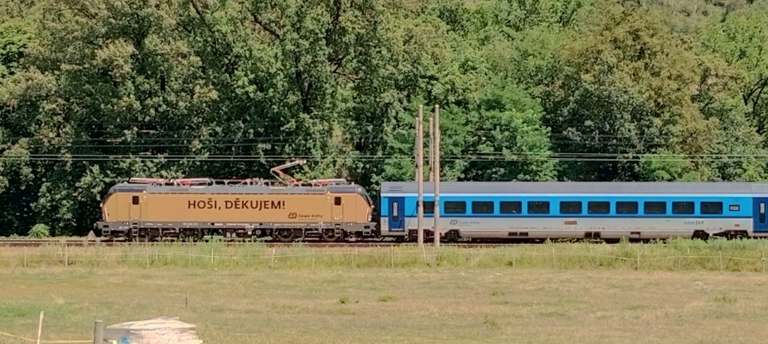 Davca ☑️ on Train Siding: Locomotive vectron operated by české dráhy in Západní express ( Prague - Cheb) in special livery
" hoši děkujem"