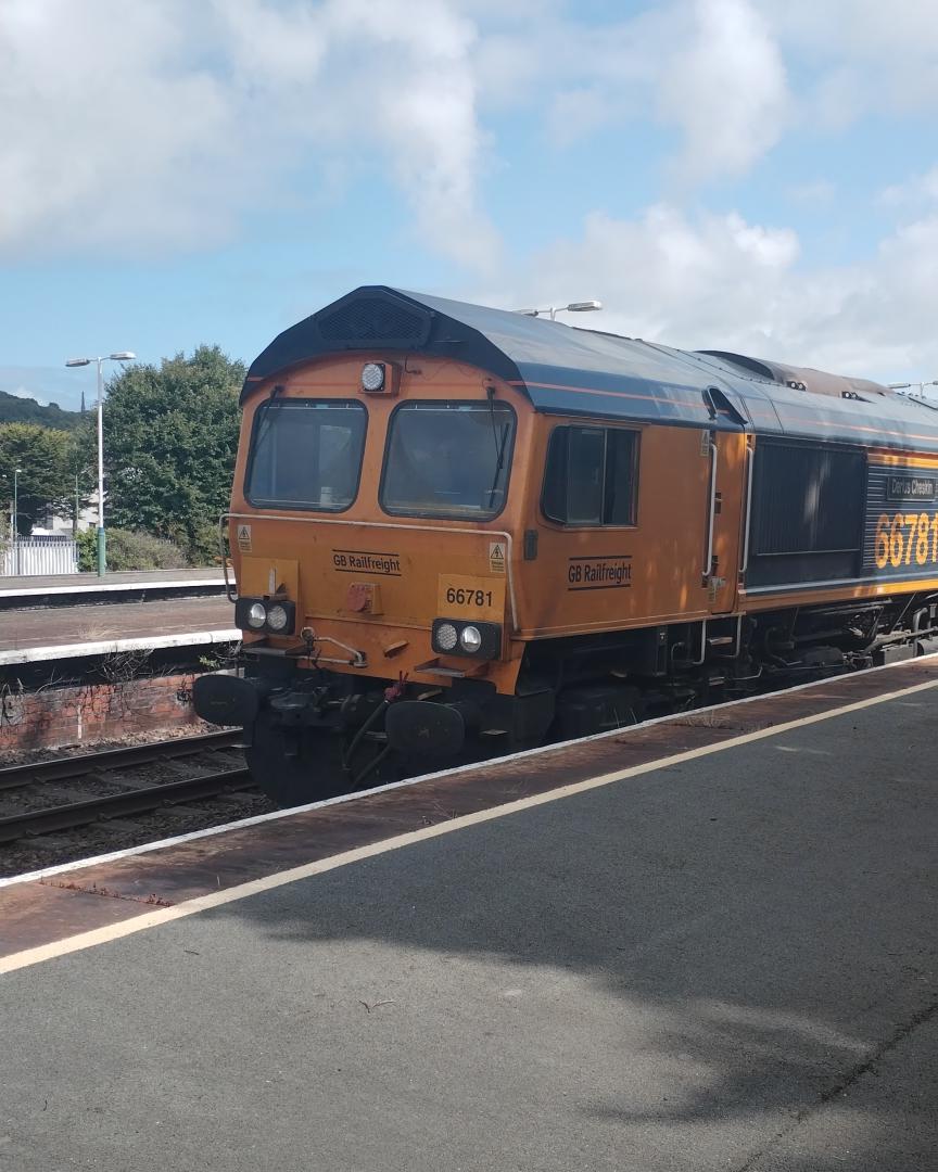 TrainGuy2008 🏴󠁧󠁢󠁷󠁬󠁳󠁿 on Train Siding: Met an awesome driver today! 66781 came up to Llandudno Junction on the usual Llandudno Jn Tc Gbrf
service,...