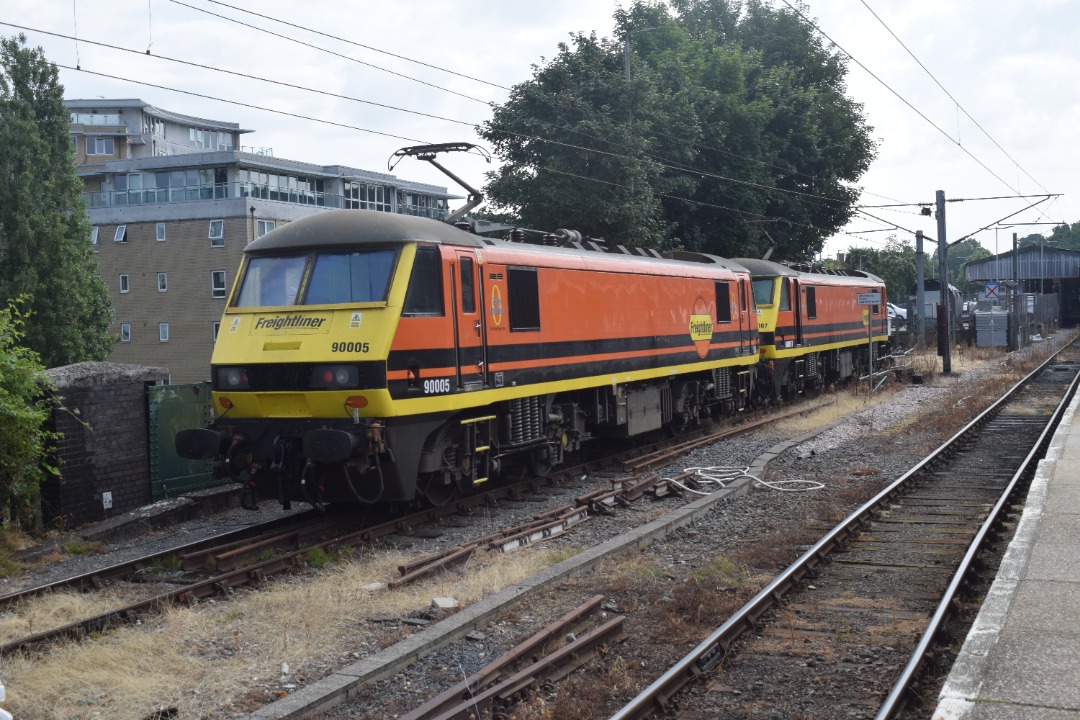 Hardley Distant on Train Siding: CURRENT: 90007 (Nearest Camera - 1st Photo) and 90005 (Nearest Camera - 2nd Photo) are seen stabled next to Platform 1 at
Ipswich...