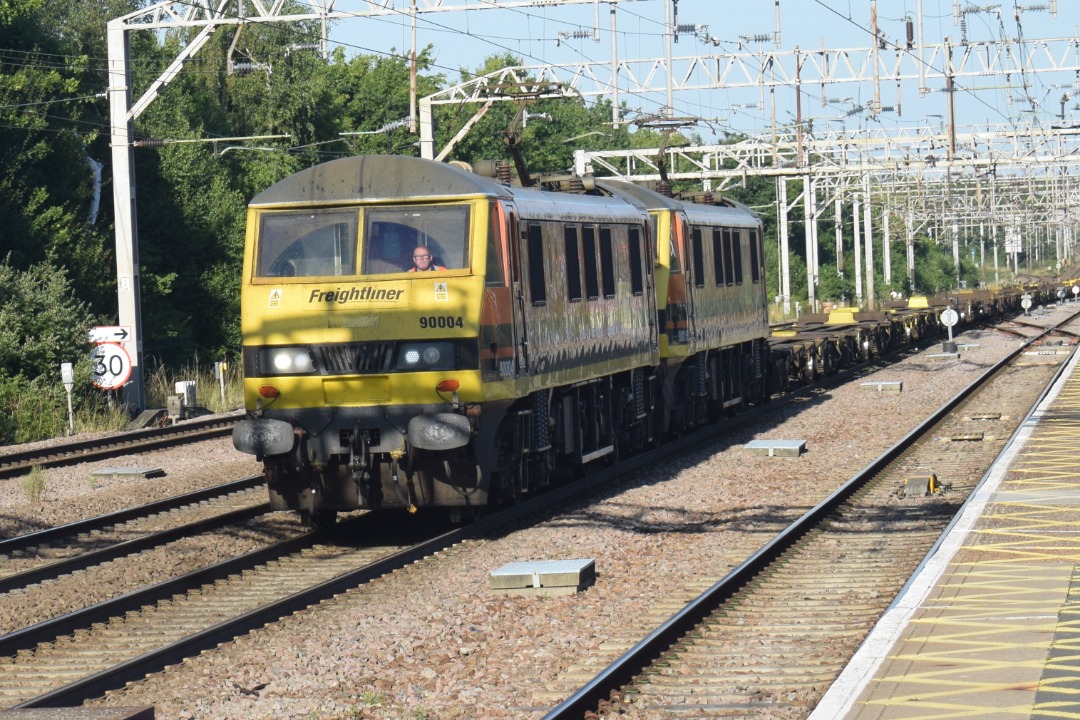 Hardley Distant on Train Siding: CURRENT: 90004 (Front) and 90015 (Behind) speed through Colchester Station today with the 4S88 14:33 Felixstowe North
Freightliner...