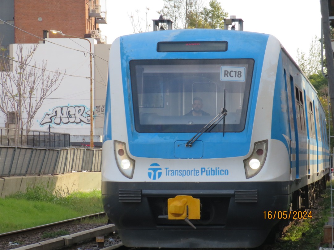 Nicolás Martínez on Train Siding: EMU CSR De la Linea Sarmiento haciendo su pasada por el paso a nivel de la calle salta en Morón.